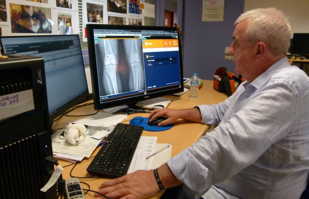 José Martel utilizando la herramienta de IA en Radiodiagnóstico (Foto. HUFA)