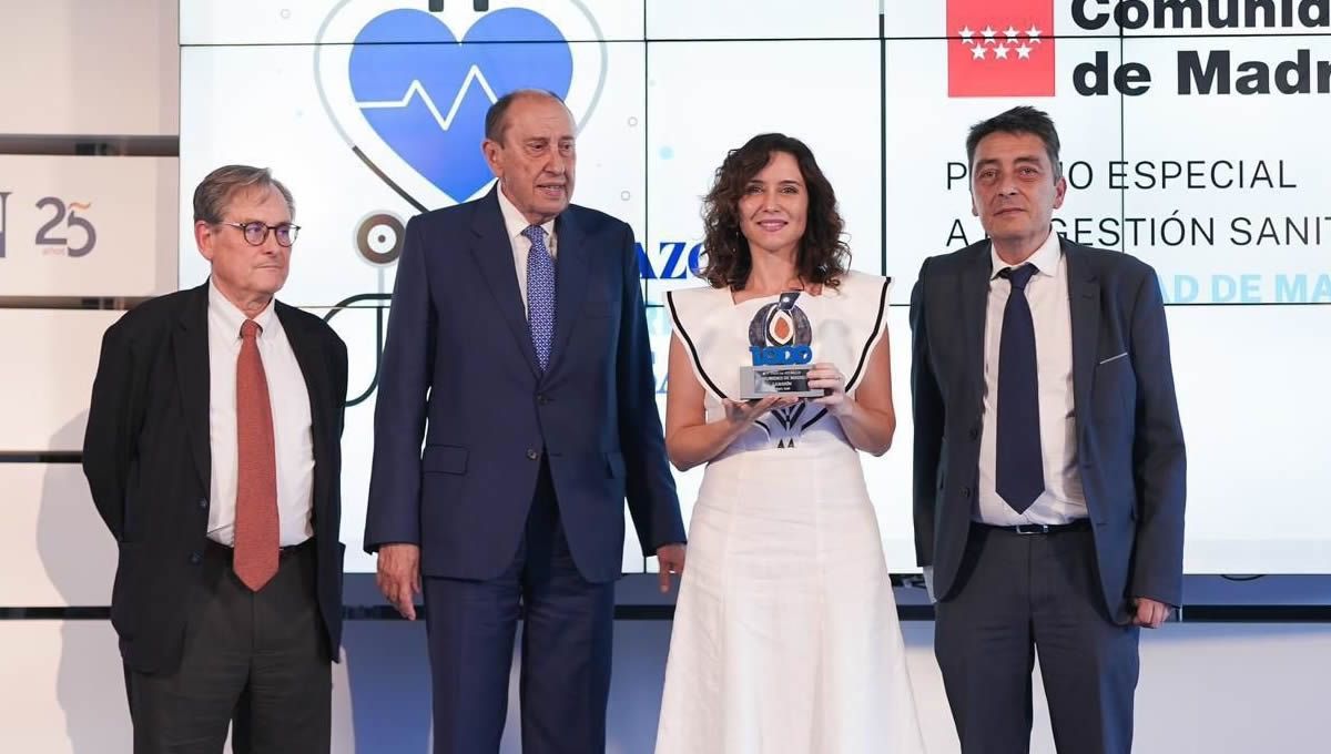 La presidente de la Comunidad de Madrid, Isabel Díaz Ayuso, con uno de los galardones de la XIII edición de los premios del suplemento 'A tu Salud' del diario La Razón