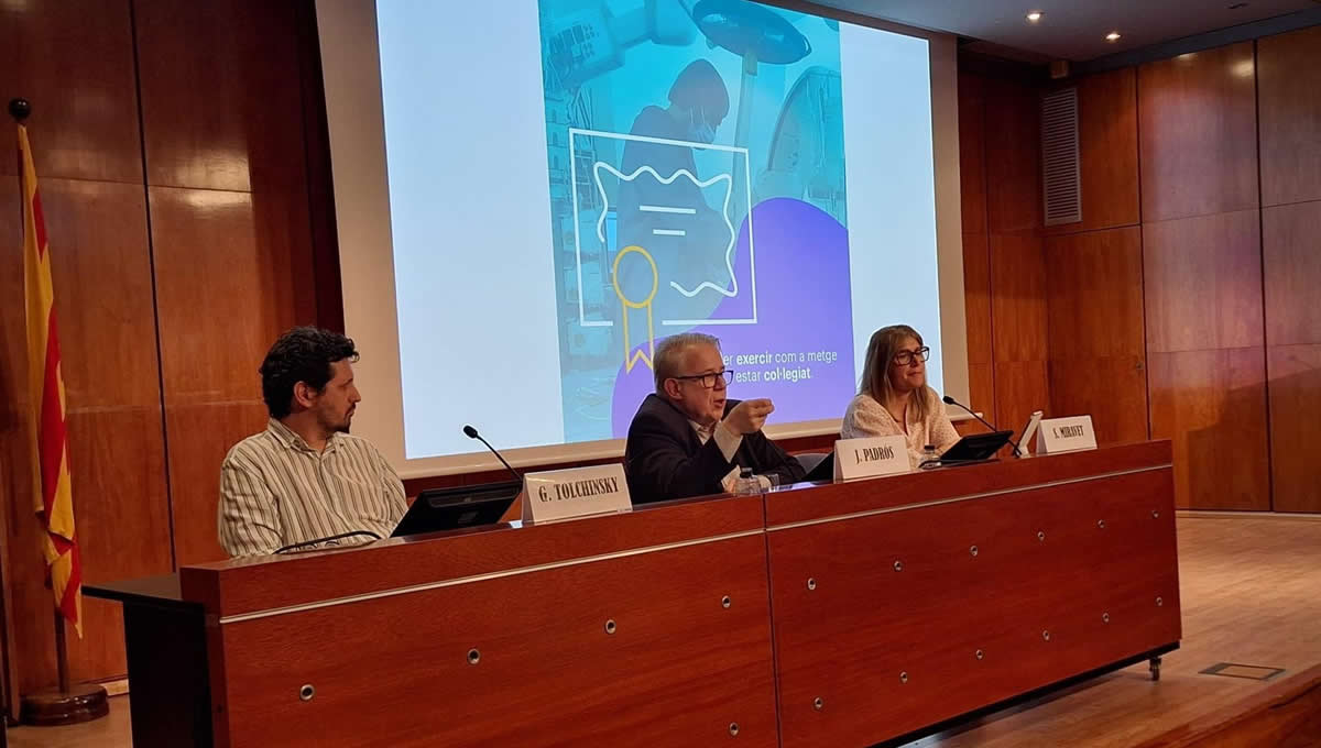 El secretario del CoMB, Gustavo Tolchinsky, el presidente del CoMB, Jaume Padrós, y la vicresecretaria del CoMB, Sònia Miravet, este jueves en la sede del Col·legi de Metges de Barcelona (Foto: EP)