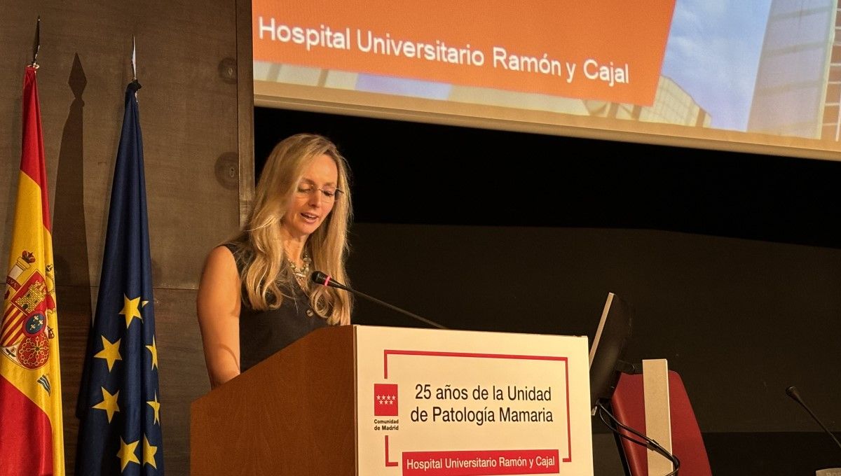 Laura Gutiérrez, viceconsejera de Sanidad de la Comunidad de Madrid, reconoce la Unidad de Patología Mamaria del Hospital Ramón y Cajal (Foto. HRyC)