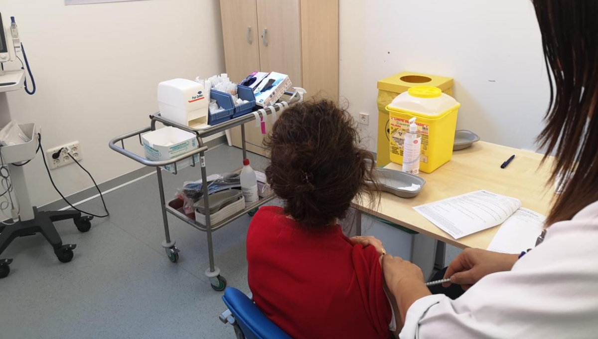 Mujer es vacunada antes de un viaje al extranjero. (Foto. Comunidad de Madrid)