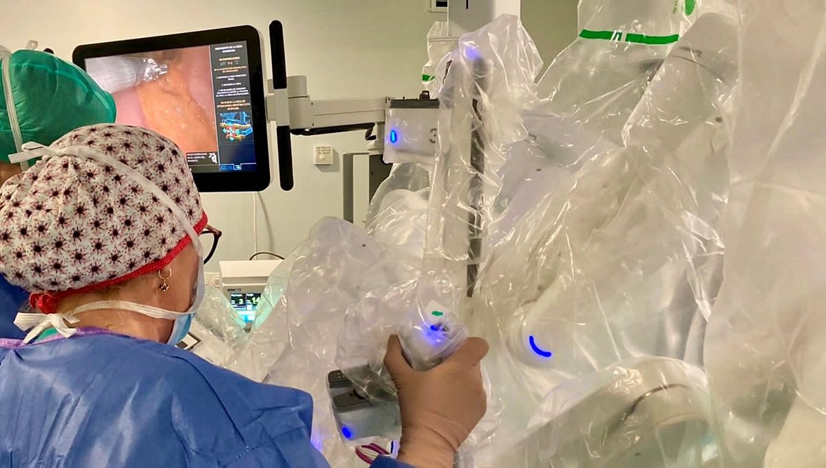 Dra. Raquel Alfonso realizando una cirugía bariátrica con el robot Da Vinci (Foto: Vithas Valencia 9 de Octubre)