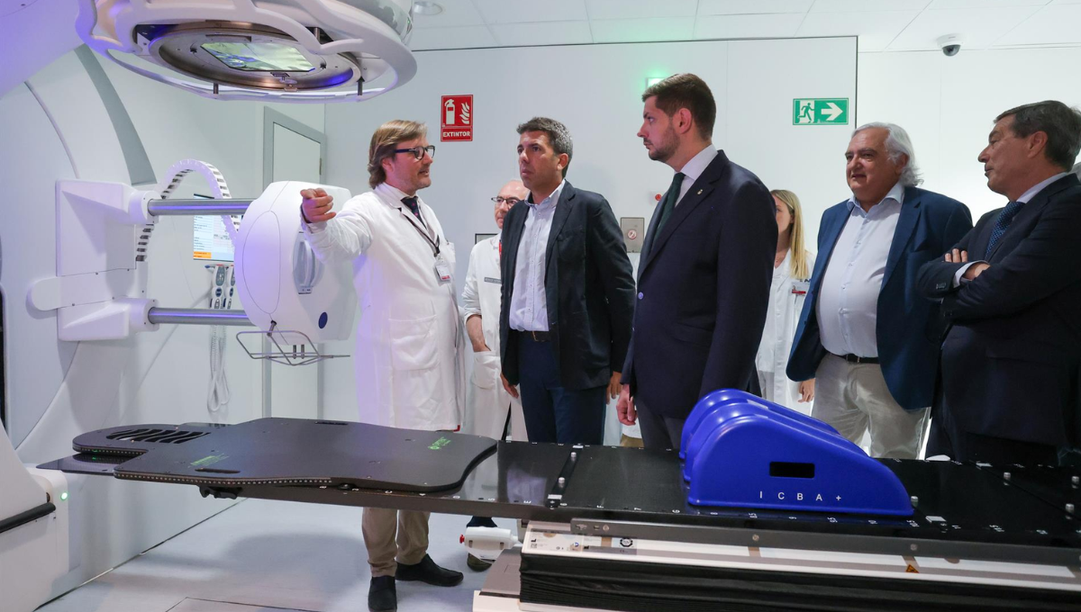 El presidente valenciano, Carlos Mazón, durante su visita al Hospital de Gandía. (EP)
