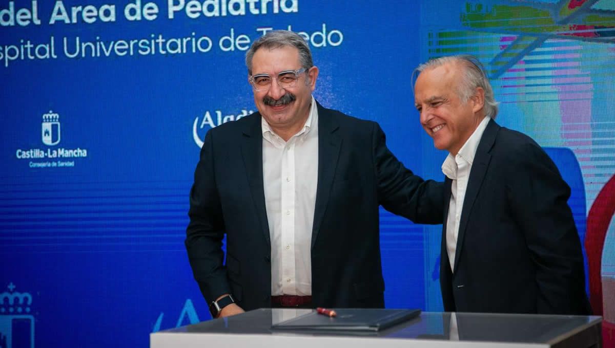 El consejero de Sanidad, Jesús Fernández Sanz, y el presidente de la Fundación Aladina, Paco Arango. (Foto: Castilla-La Mancha)