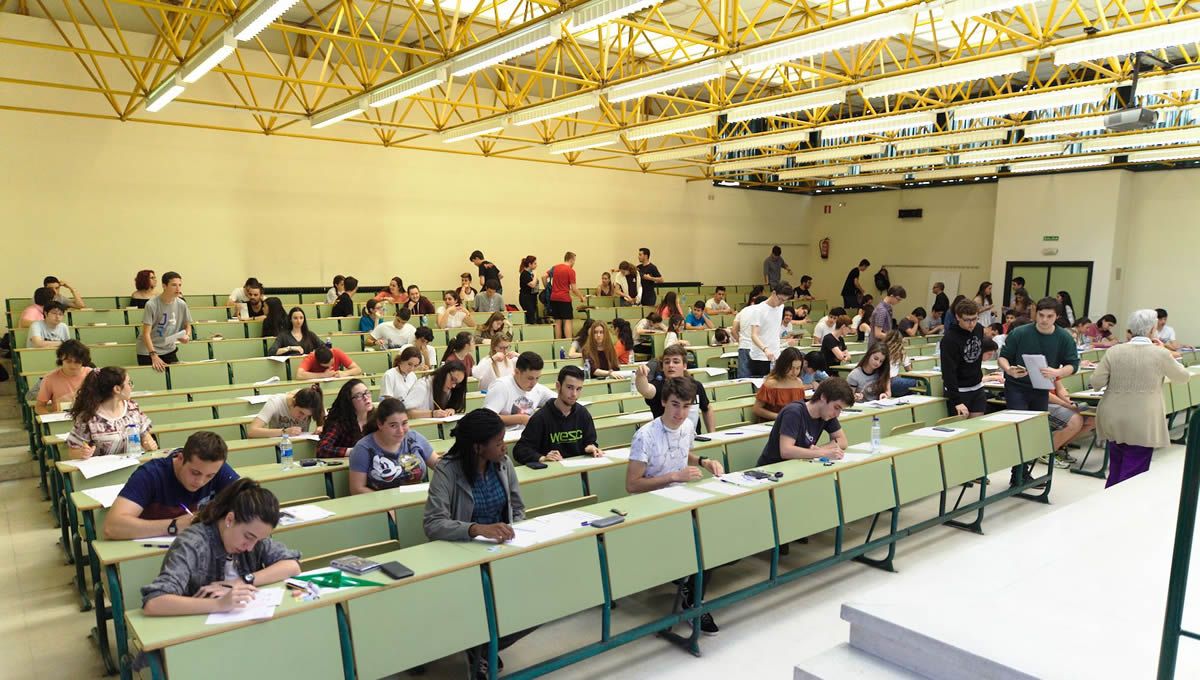 Alumnos haciendo la prueba de acceso a la universidad (FOTO: Universidad de Oviedo)