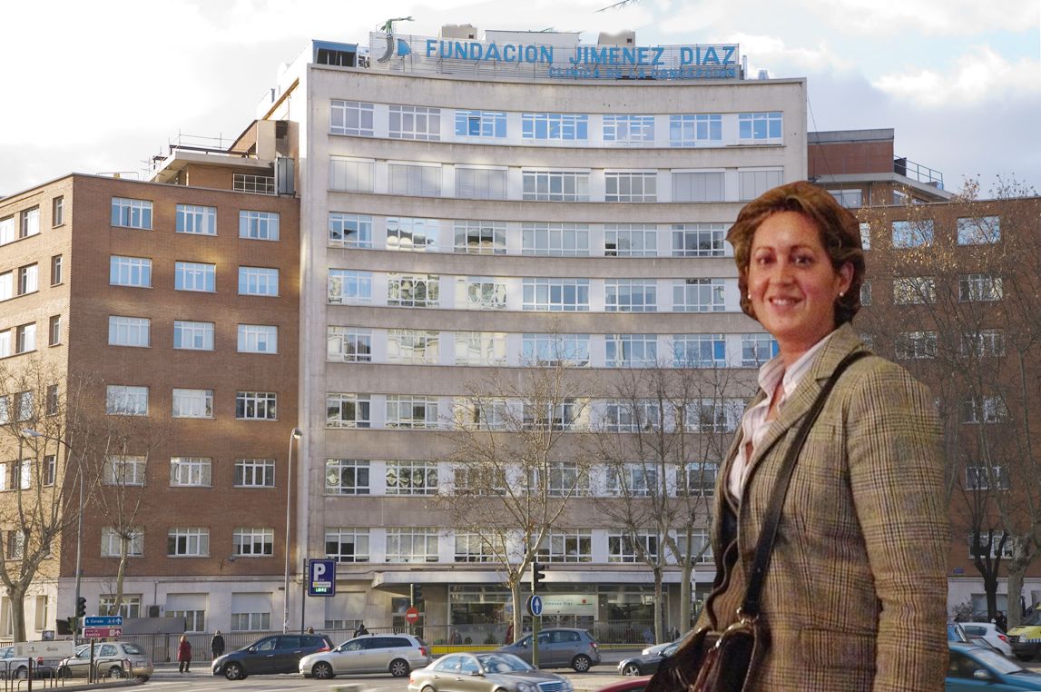 La doctora Sarah Heili, frente a la fachada del Hospital Universitario Fundación Jiménez Díaz (Madrid)