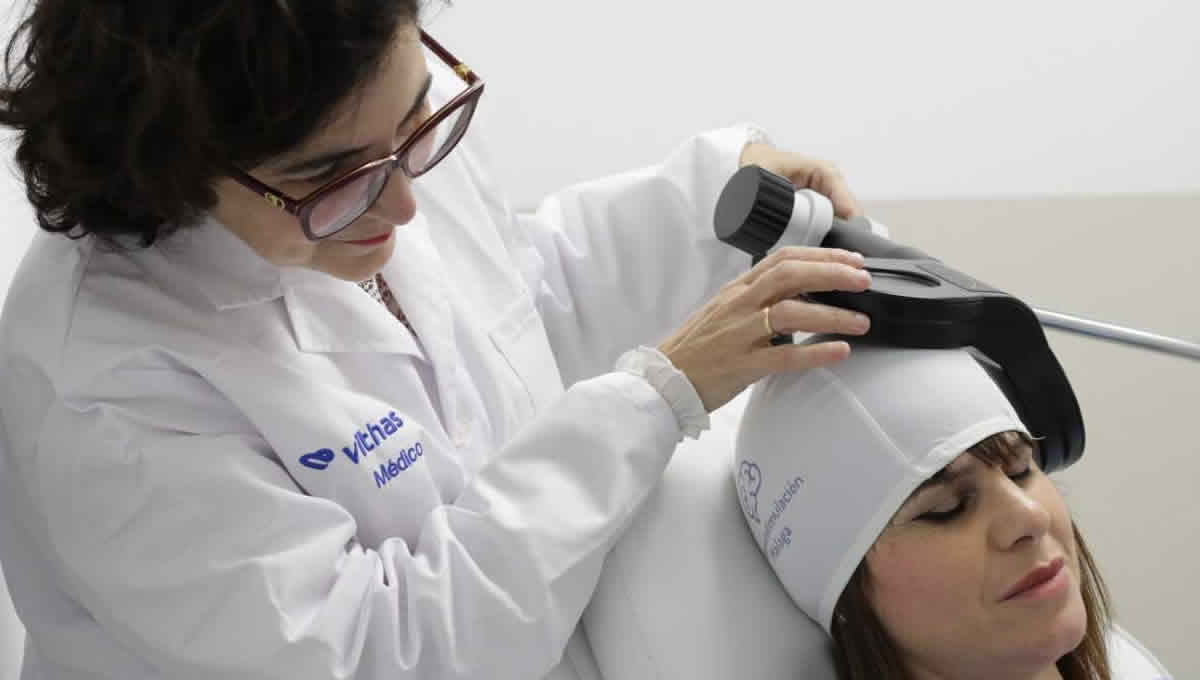 La Dra. Victoria Fernández aplicando la neuroestimulación magnética (Foto. Vithas)