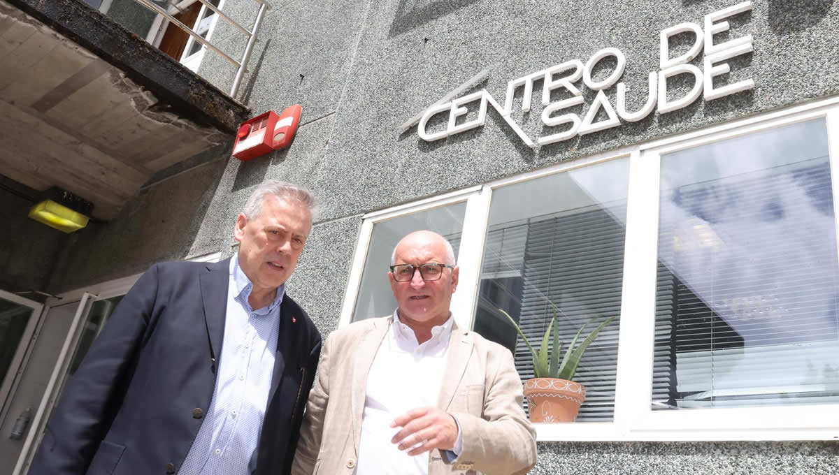 El conselleiro de Sanidade, Antonio Gómez Caamaño, y el alcalde de Noia (A Coruña), Santiago Freire, visita el centro de salud del municipio (Foto. Xunta de Galicia/EuropaPress)