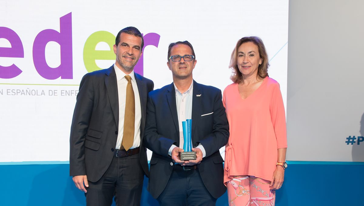 Christiano Silva, Juan Carrión, presidente de Feder, con su premio, y María Martín, consejera de Sanidad de La Rioja