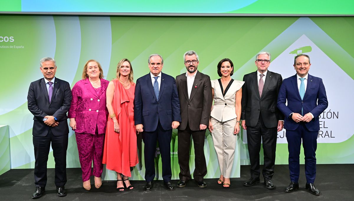 Jesús Aguilar, junto a Javier Padilla y el resto del Comité Directivo del Consejo General de Colegios Farmacéuticos (FOTO: CGCOF)
