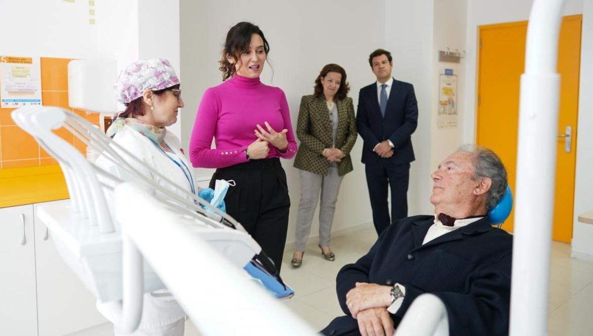 Isabel Diaz Ayuso durante la visita a un centro de salud que posteriormente deriva a los pacientes a la consulta del odontólogo que elijan (Fuente: Comunidad de Madrid)
