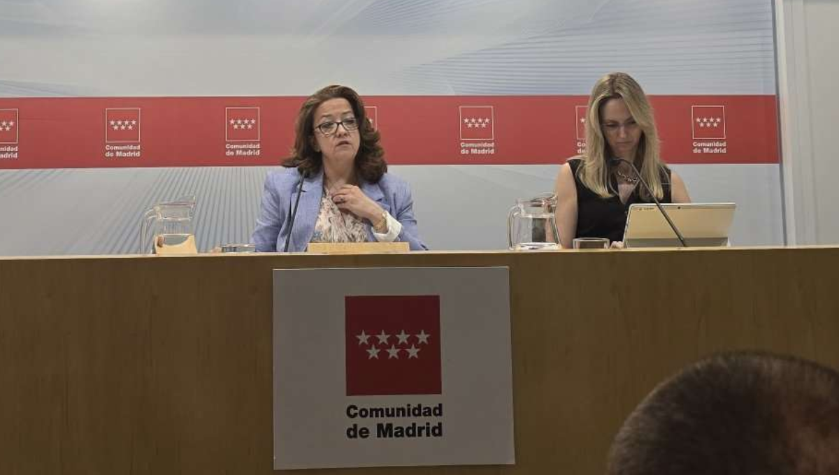 La consejera de Sanidad, Fátima Matute, atiende a los medios junto a la viceconsejera madrileña, Laura Gutiérrez. (CAM)