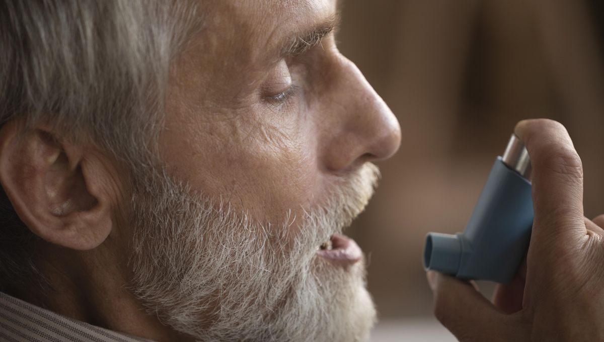 Persona mayor con un inhalador (Foto. Freepik)