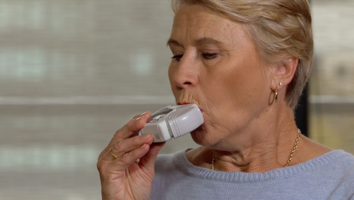 Mujer mayor con inhalador de polvo seco (Foto. National Ashma Council Australia)