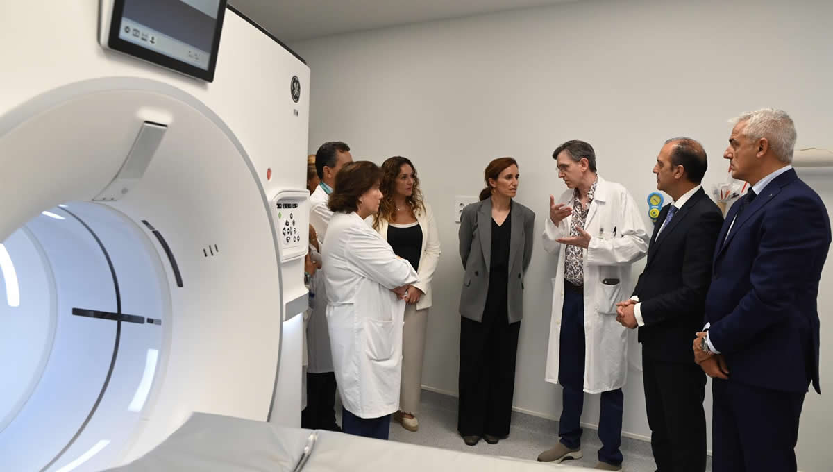 La ministra de Sanidad, Mónica García, durante su visita al Hospital Miguel Servet de Zaragoza (Foto: Ramón Comet /EP)