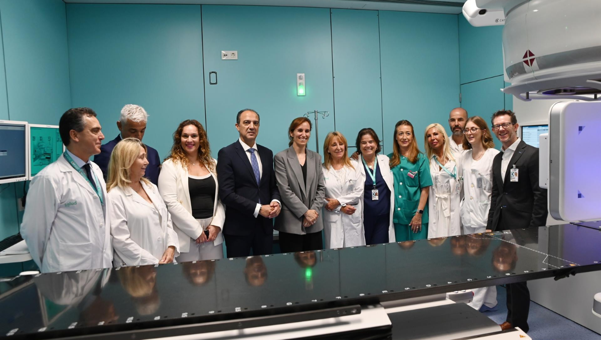 El consejero de Sanidad del Gobierno de Aragón, José Luis Bancalero, y la ministra de Sanidad, Mónica García, posan durante una visita al Hospital Universitario Miguel Servet. (EP)