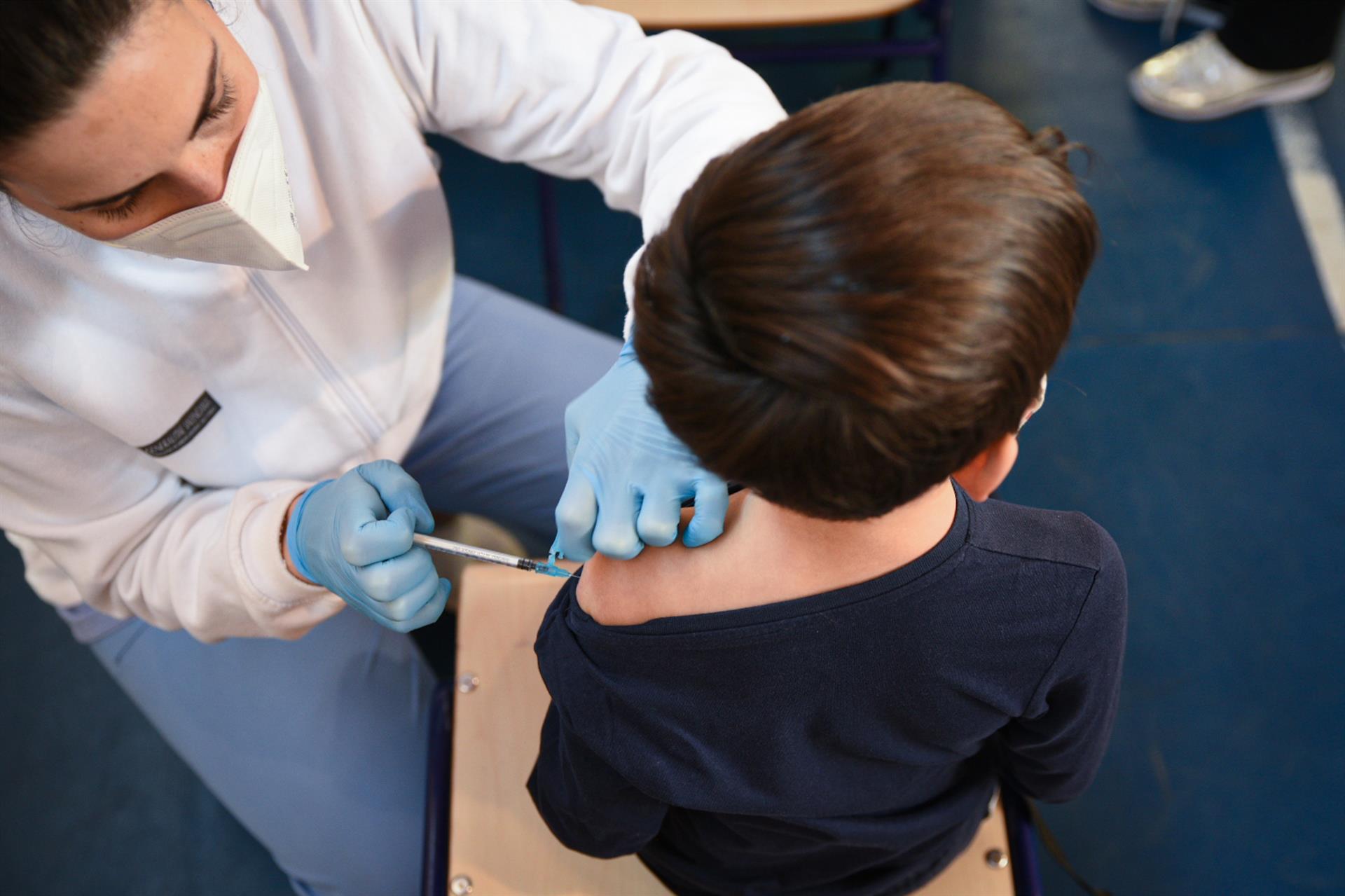 Un niño recibe una vacuna (Foto: Europa Press)