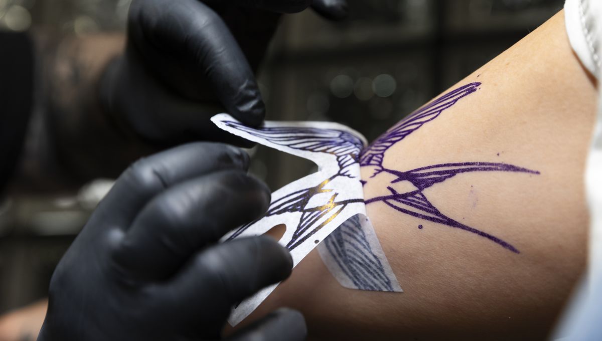 Un estudio descubre bacterias en tintas para tatuajes y maquillaje permanente (Foto: Freepik)