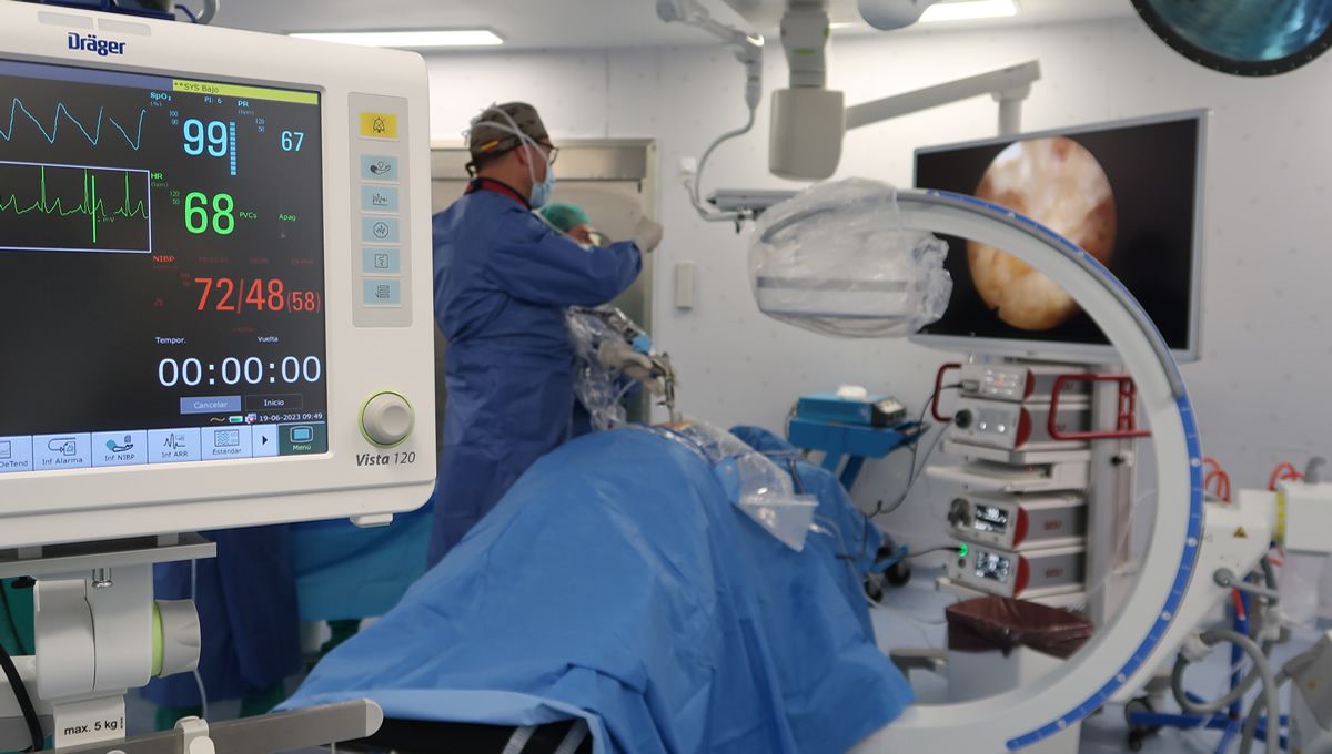 Dr. Rafael Periañez Moreno realizando una cirugía endoscópica uniportal de columna (Foto: Vithas Sevilla)