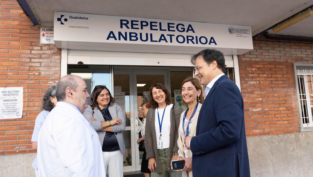 El consejero de Salud vasco, Alberto Martínez, durante su visita al ambulatorio de Repélega. (Foto: Gobierno vasco)