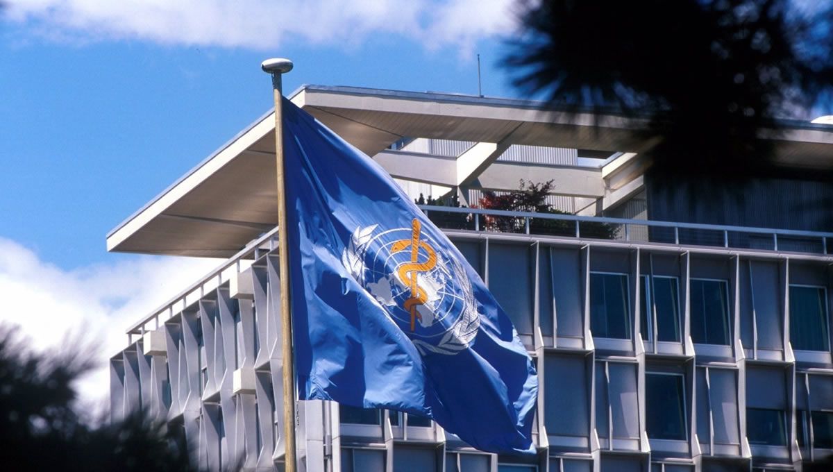 Bandera de la Organización Mundial de la Salud (OMS) en su sede de Ginebra, Suiza (Foto: Europa Press)