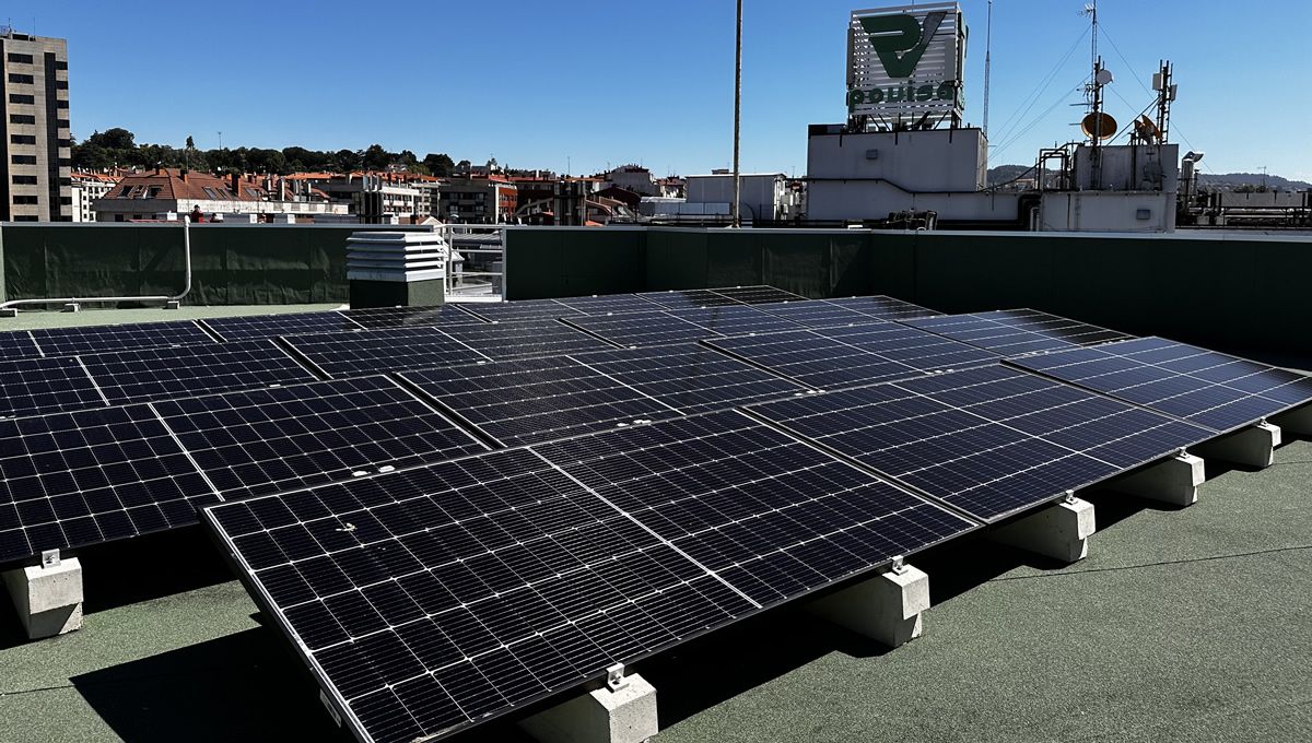 Imagen de una de las cuatro zonas de la cubierta con la instalación de las placas solares (Foto: Hospital Ribera Povisa)