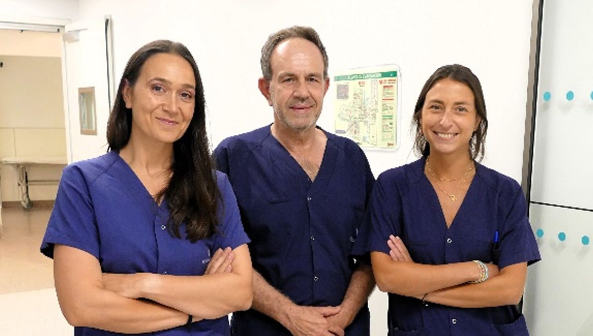 De izda. a dcha. los Dres. Teresa Sánchez, José de Jaime y Susana Gallardo (anestesista) (Foto: Hospital Quirónsalud San José)
