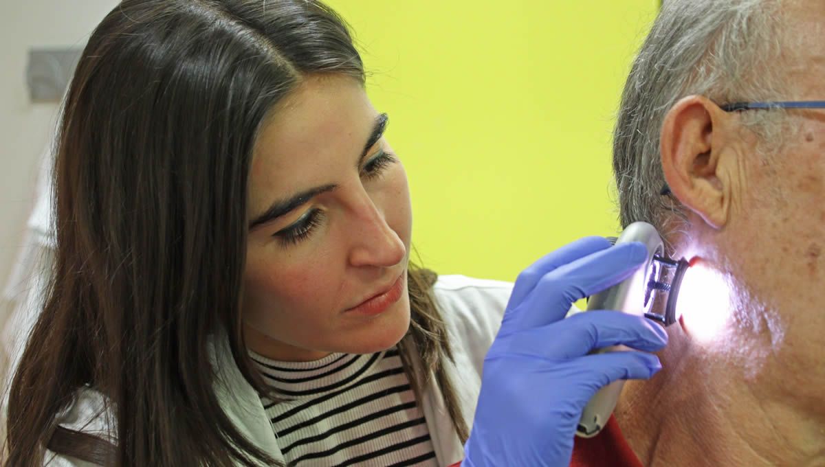 Una dermatóloga del Ribera revisando manchas y lunares a un paciente (Foto: Ribera)