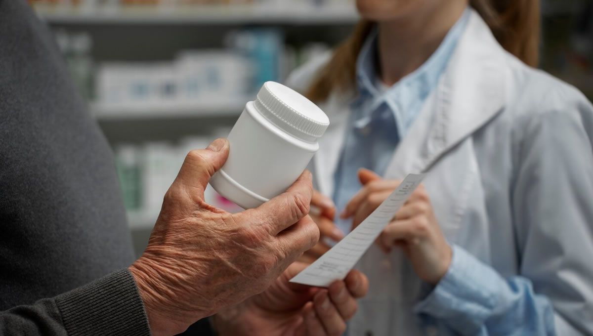 Pacientes recogiendo medicamentos en una farmacia. (Foto: Freepik)
