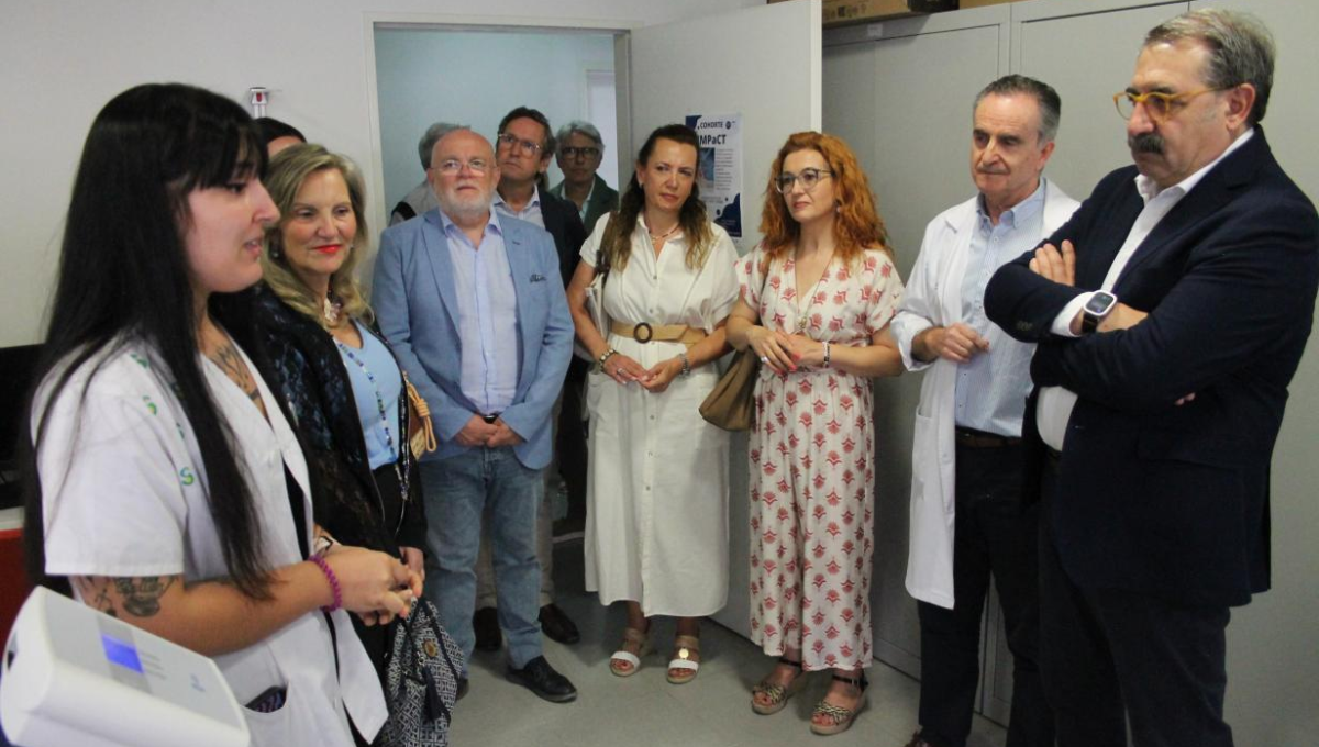 El consejero de Sanidad, Jesús Fernández Sanz, visita la sala IMPaCT del nodo de Albacete (Foto: CLM)