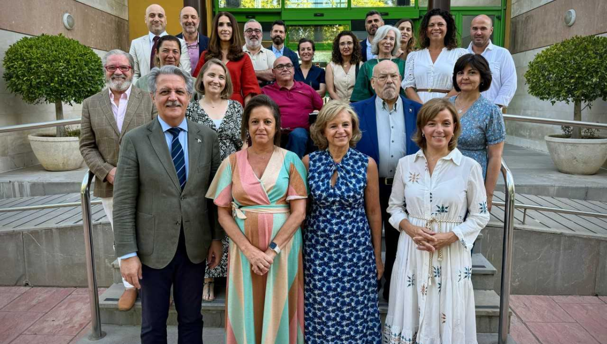 Catalina García junto a representantes de las sociedades científicas y asociaciones de pacientes. (Junta Andalucía)