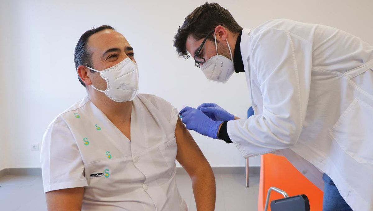Vacunación contra la Covid 19 de un profesional sanitario (Foto. Gobierno Castilla La Mancha)
