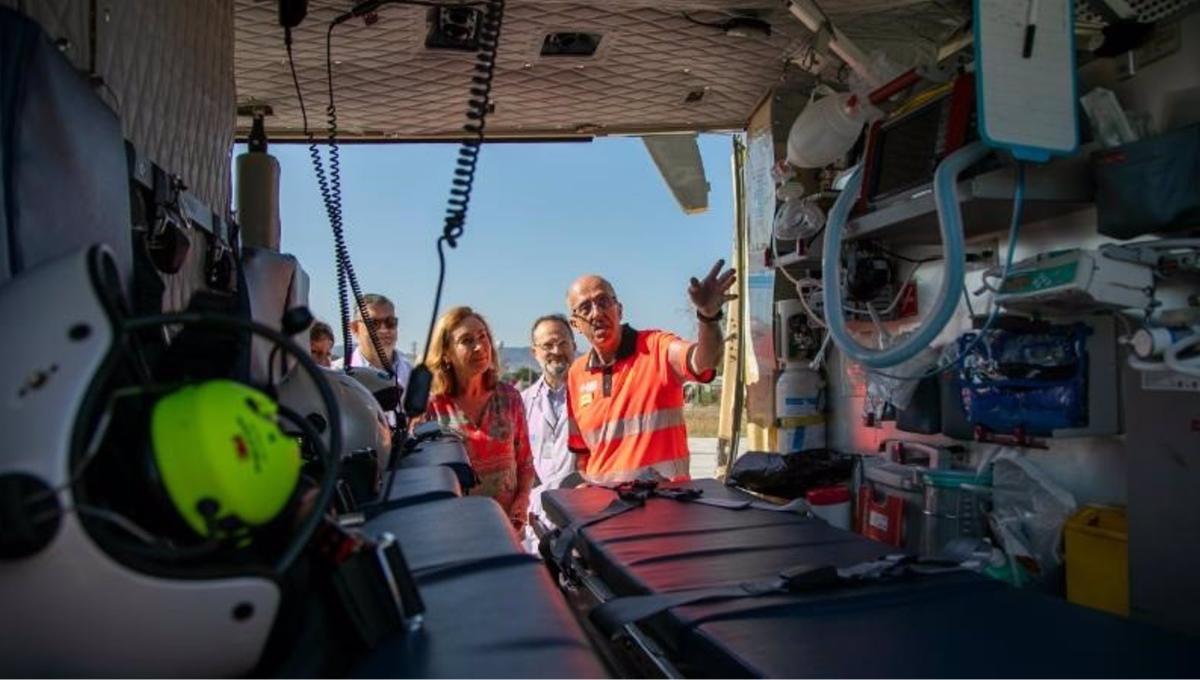La consejera de Salud de La Rioja, María Martín, junto al gerente del SERIS, Luis Ángel González, y el coordinador del 061, Ignacio Ruiz Azpiazu, visitan el helicóptero. (EP)
