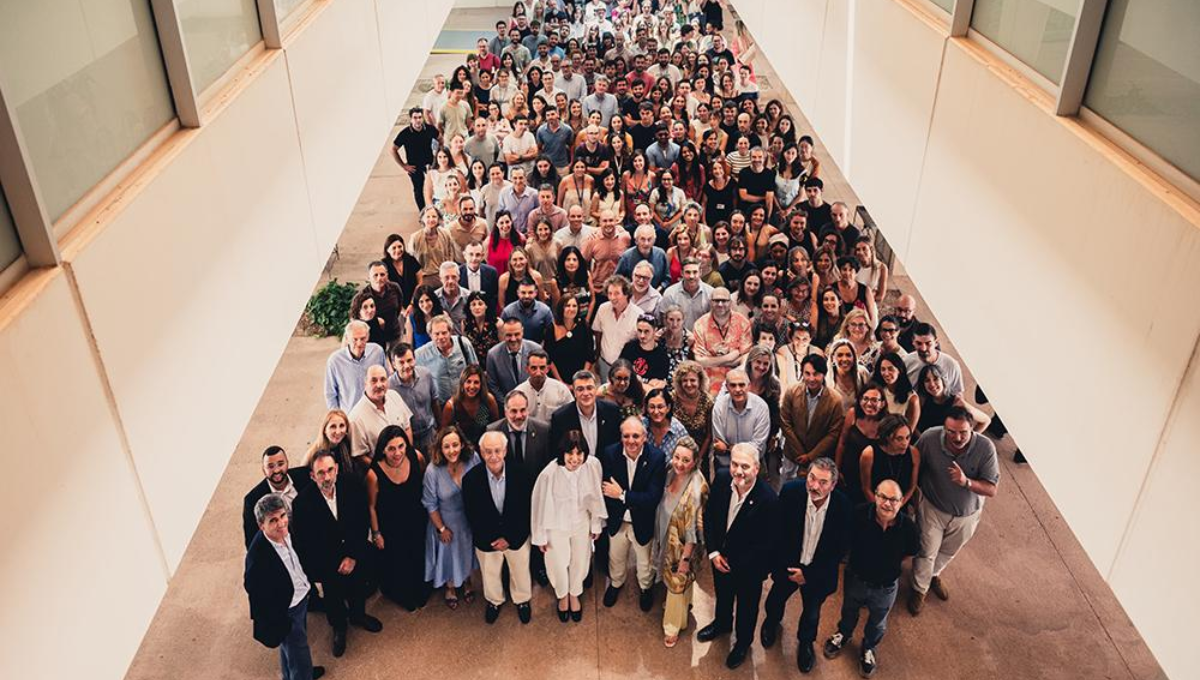 La ministra de Ciencia, Innovación y Universidades, Diana Morant, junto a los empleados del Instituto de Neurociencias (IN). (Foto: Gobierno de España)