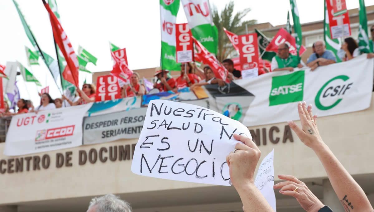 Imágenes de las protestas sanitarias en la puerta del Hospital Virgen del Rocío de Sevilla, a 26 de junio de 2024 (Foto: Europa Press)