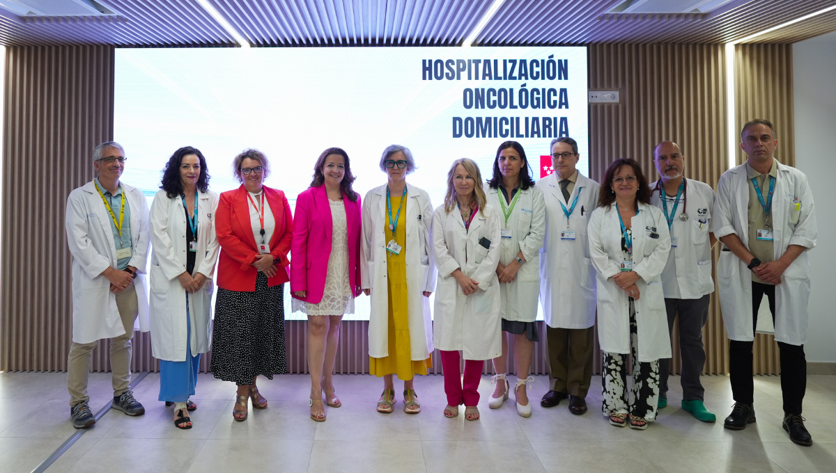 La consejera de Sanidad de la Comunidad de Madrid, Fátima Matute, junto a profesionales sanitarios del Hospital Gregorio Marañón. (CAM)