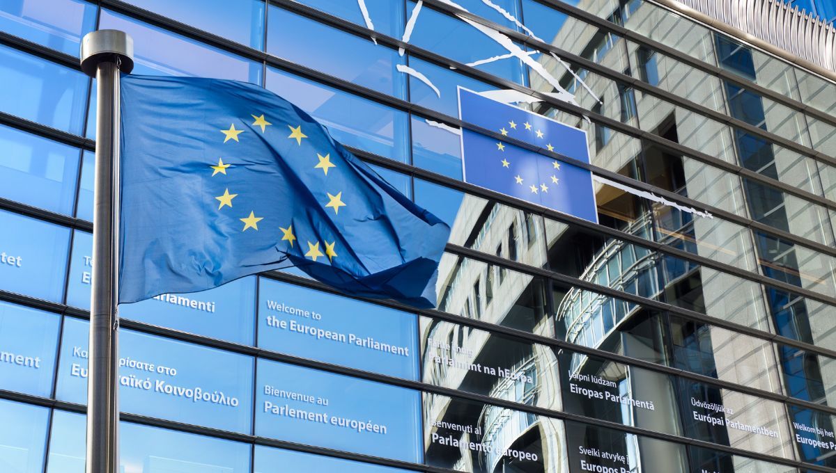 Bandera de la UE frente al parlamento europeo donde se ha aprobado la normativa para eliminar el uso de mercurio (Fuente Canva)