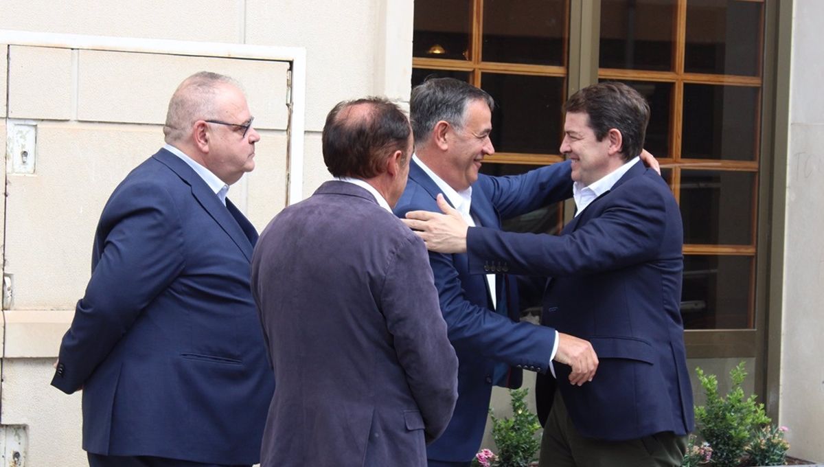 Alfonso Fernández Mañueco y el alcalde de El Burgo de Osma, Antonio Pardo, en la presentación del centro de salud de El Burgo de Osma (Foto. EP)