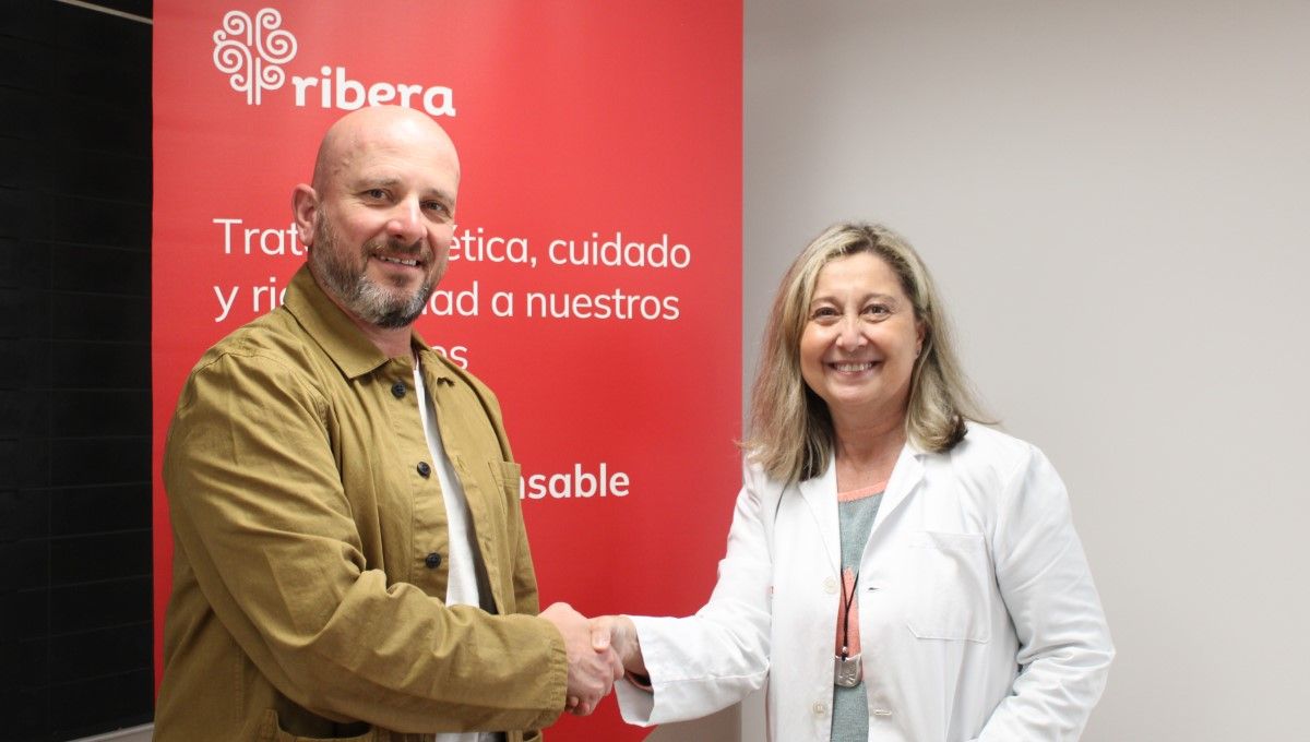 Carlos Domínguez, fundador de O Marisquiño, y la directora gerente del Hospital Ribera Povisa, la doctora Ángela Guerra (Foto. Ribera Povisa)