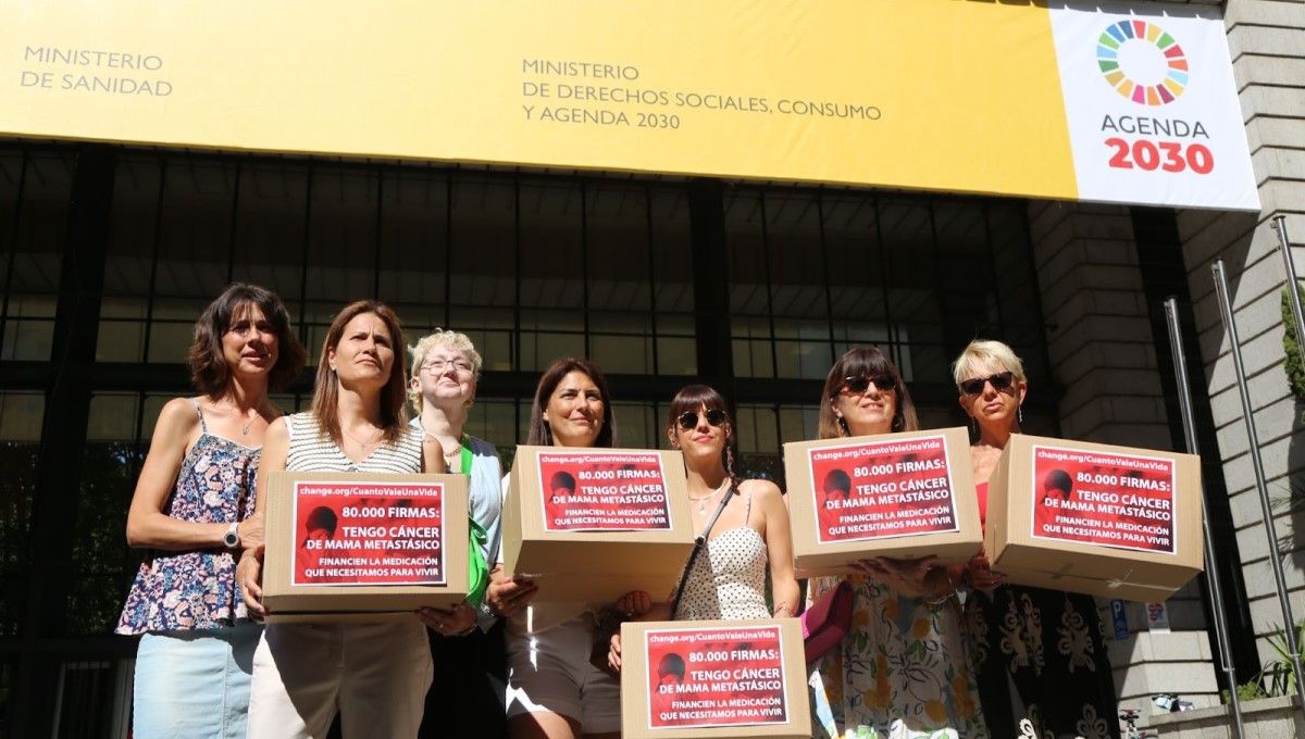 Las pacientes con cáncer de mama metastásico entregan la recogida de firmas en el Ministerio de Sanidad (Foto. Change.org)