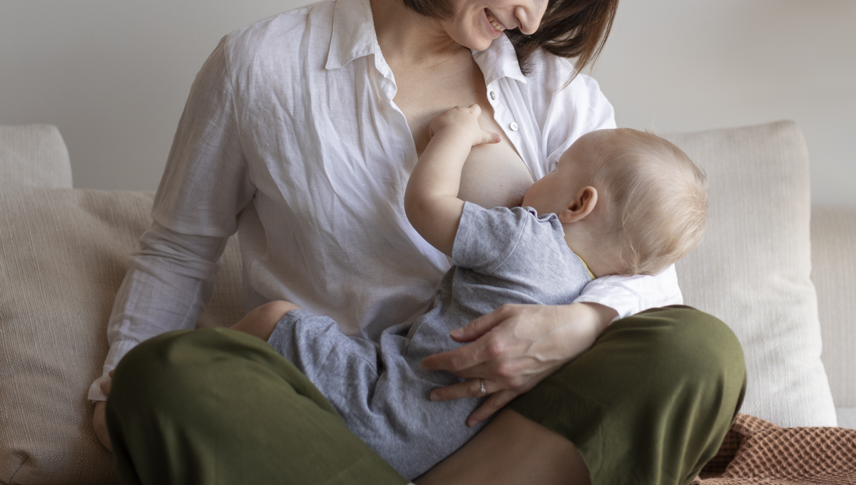 Mujer practicando la lactancia materna, alternativa indicada a la fórmula adaptada para eliminar el riesgo de transmisión de VIH (Foto. Freepik)