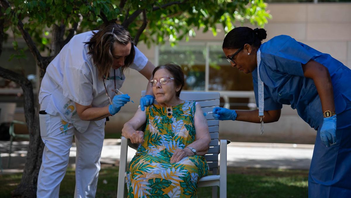 Una mujer se vacuna durante el inicio de la campaña de vacunación, a 26 de septiembre de 2023 en Barcelona (foto: EP)