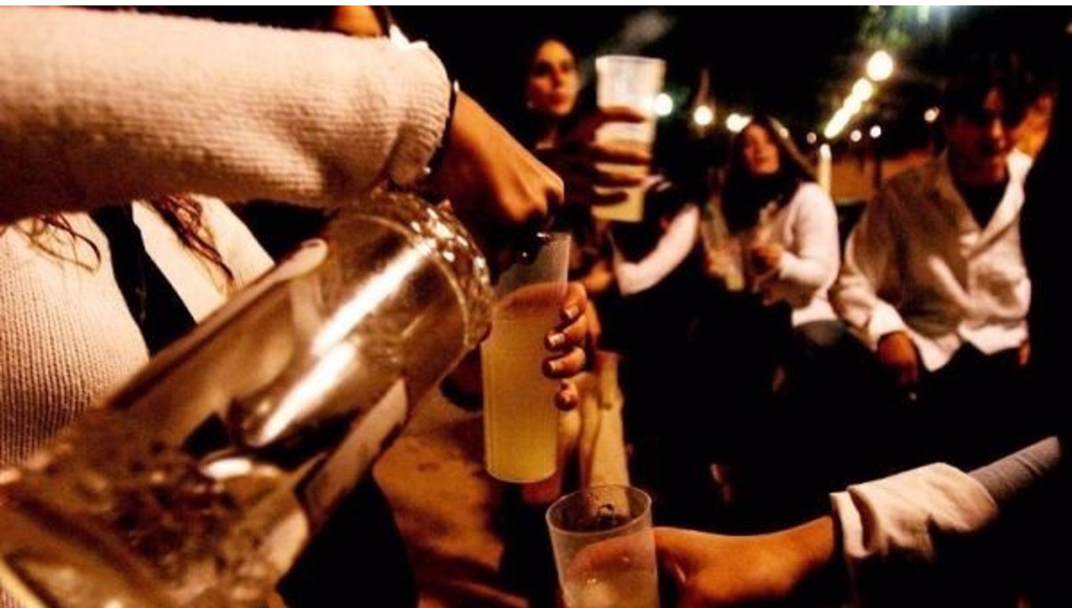 Un grupo de jóvenes consumiendo alcohol en un botellón. (EP)