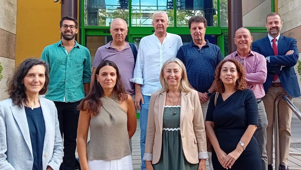 La consejera de Salud, Rocío Hernández, con los representantes de los sindicatos de la Mesa de Salud (Foto: Europa Press)