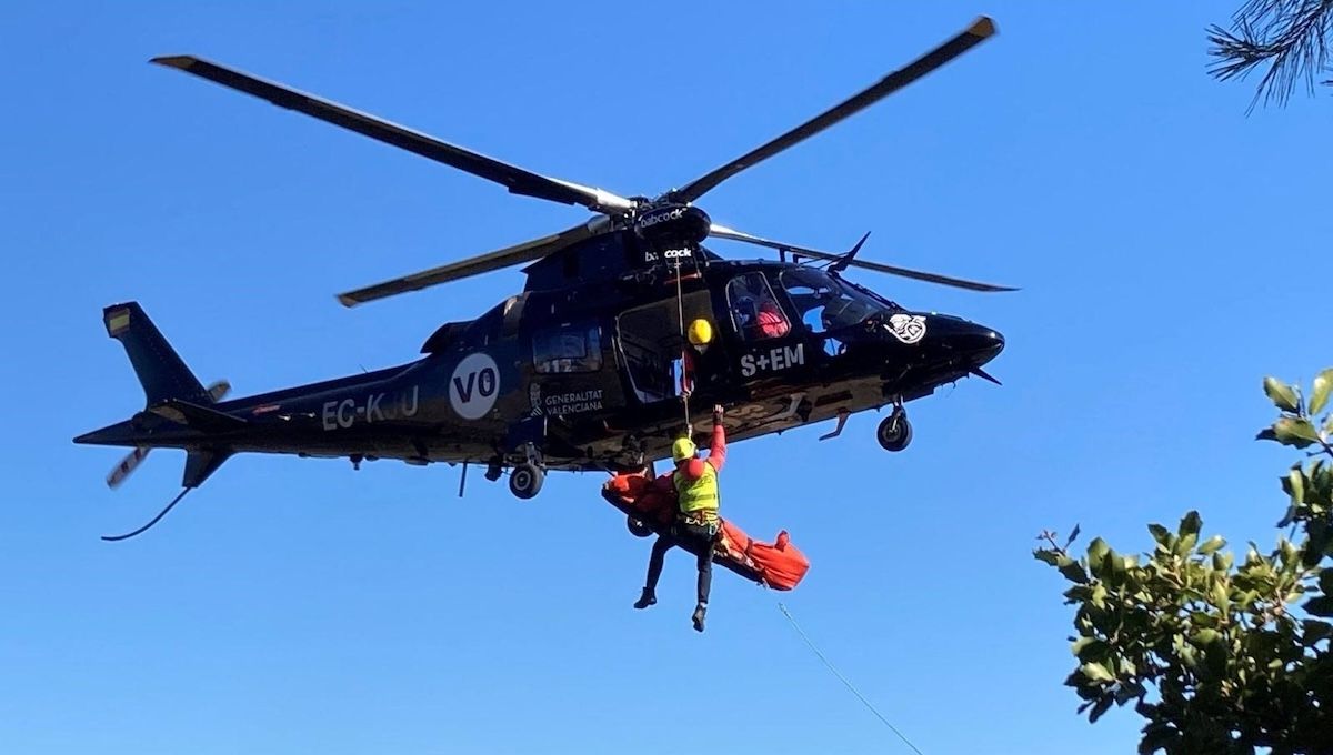 Helicóptero en la Comunidad Valenciana haciendo un servicio de emergencia. (Foto: GVA)