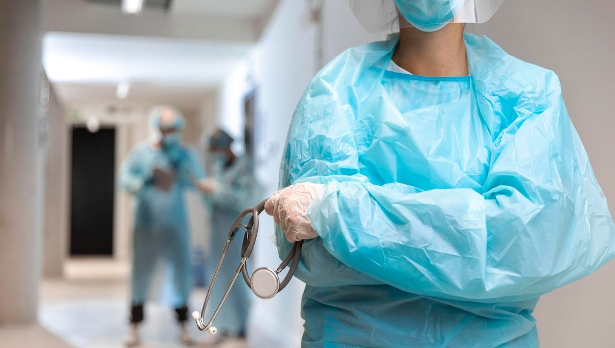 Estudiante de Enfermería, que aumenta sus plazas, de prácticas en un hospital. (Foto: Freepik)