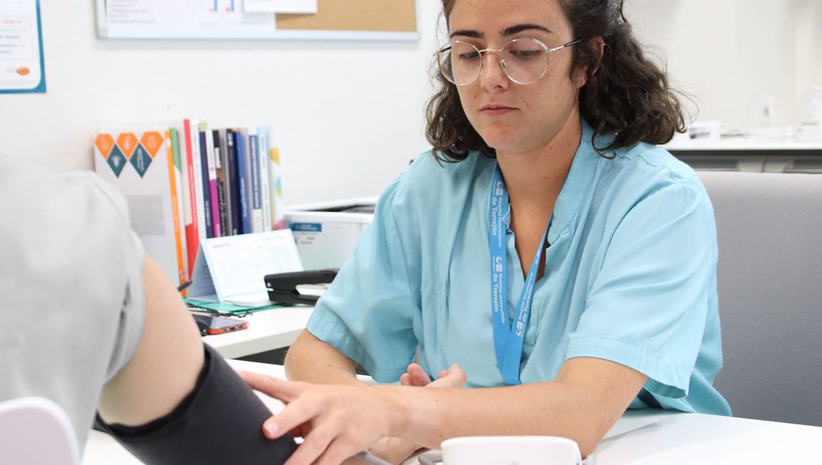 Toma de tensión a una paciente en el Hospital de Torrejón (Foto: Hospital Universitario de Torrejón)