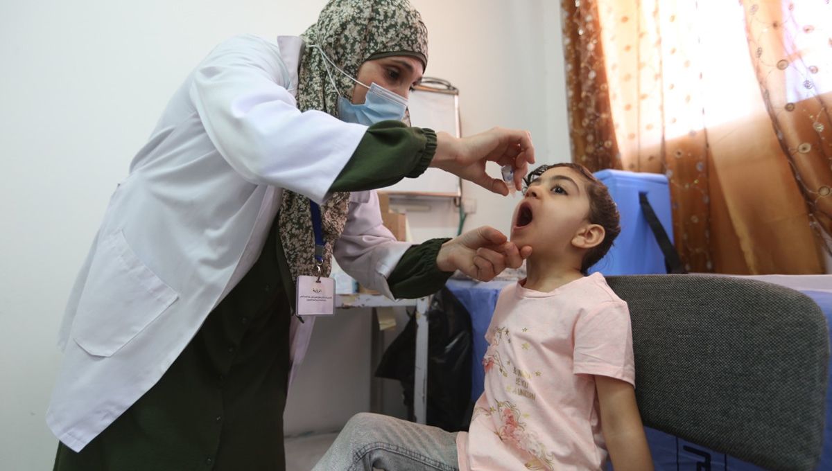 Vacunación de una niña contra la polio (Foto. OMS)