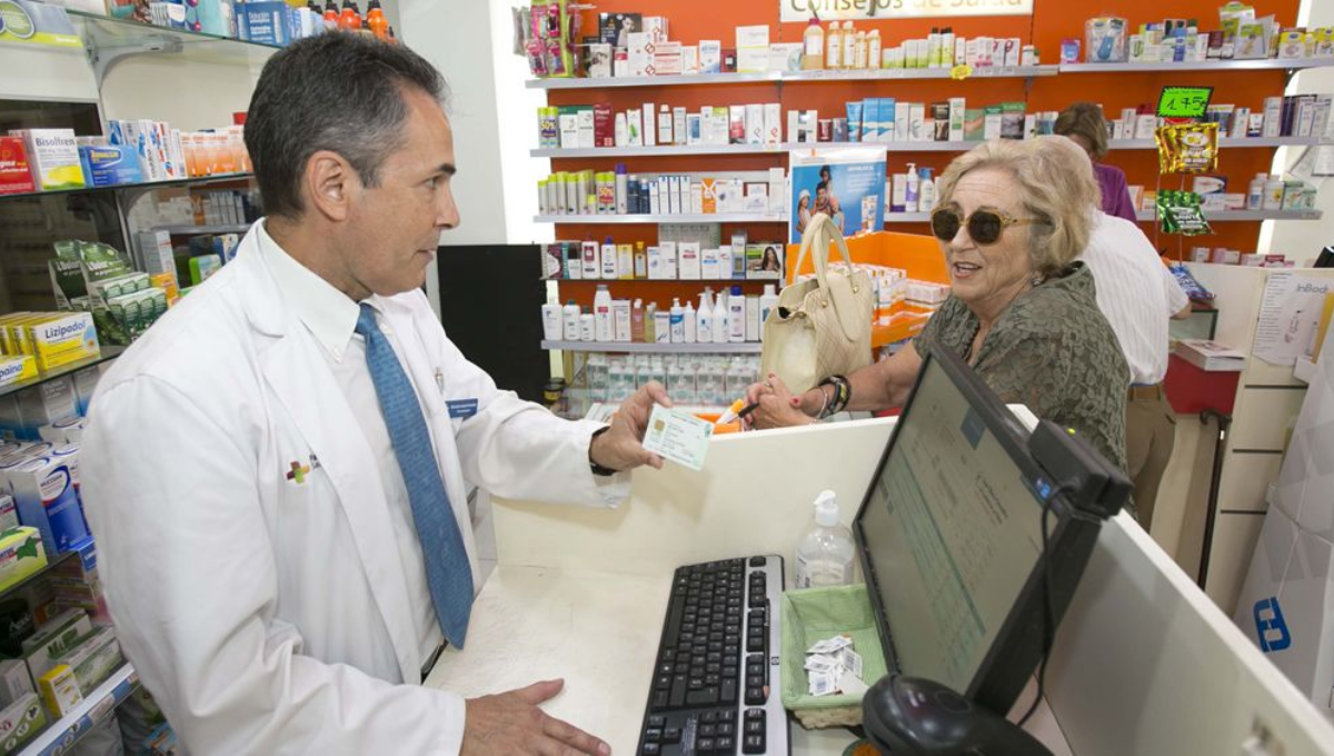 Una mujer hace uso de la receta electrónica interoperable en una farmacia española (Foto: SCS)