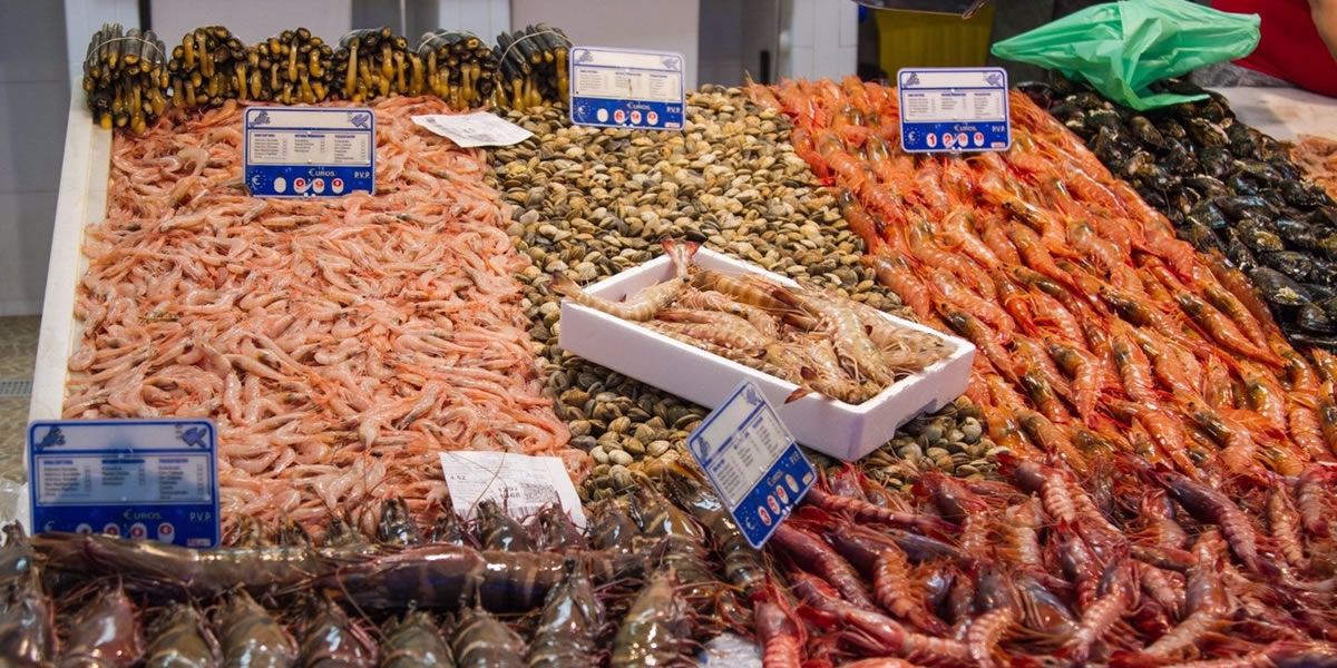 Mariscos en un puesto de un mercado (Foto: Europa Press)